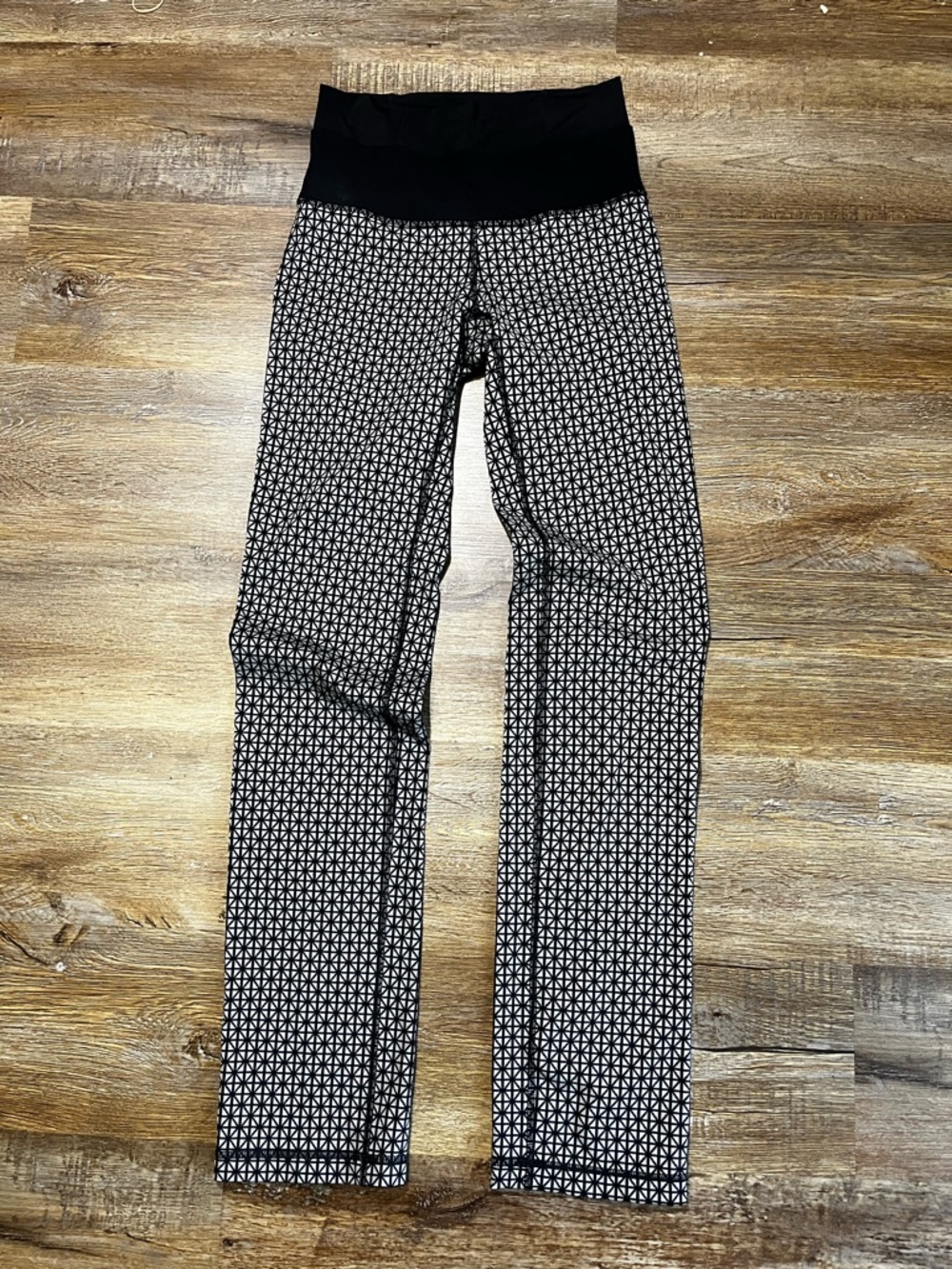 Lululemon Womens Black White Geometric Starburst Long Leg Yoga Leggings Size 4
